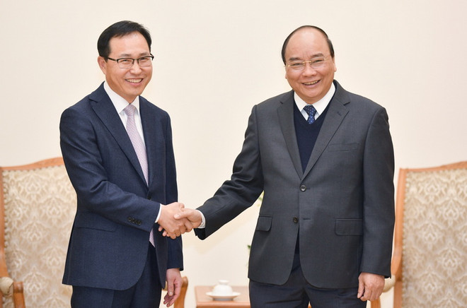 Thủ tướng Nguyễn Xuân Phúc bắt tay Tân Tổng Giám đốc Tổ hợp Samsung Việt Nam Choi Joo Ho. Thủ tướng Nguyễn Xuân Phúc tiếp Chủ tịch Tập đoàn Samsung ảnh 2
