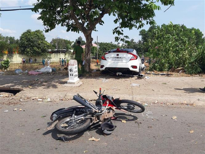 Đâm xe liên hoàn, người đứng trên vỉa hè bị kéo lê xuống đất tử vong ảnh 1