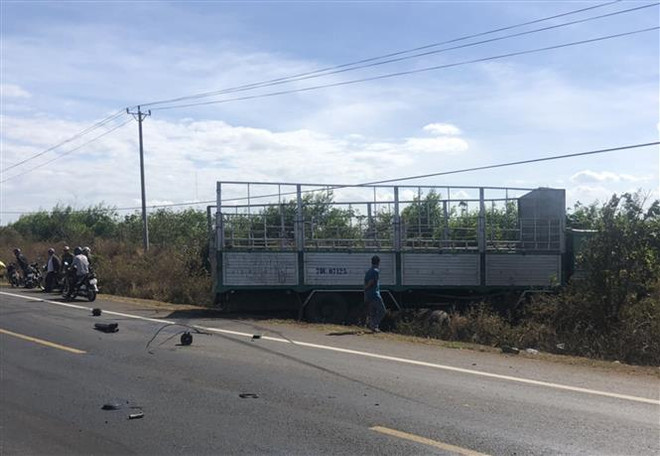 Gia Lai: Xe tải mất lái đâm vào xe máy, 3 cô cháu tử vong ảnh 1