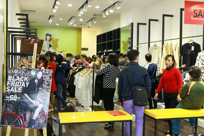 Người dân Hà Nội nhộn nhịp mua sắm trong dịp "Black Friday" ảnh 1