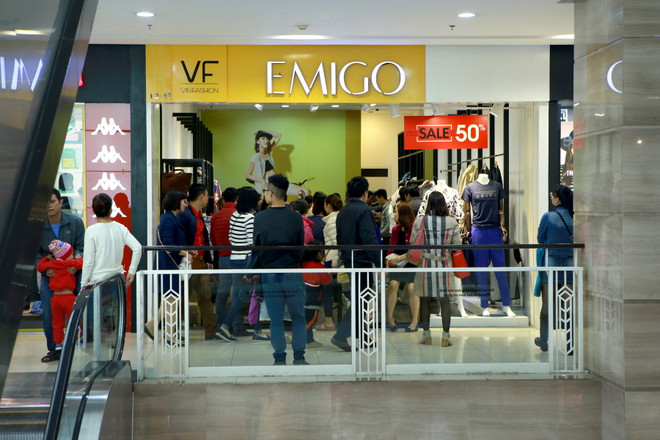 Người dân Hà Nội nhộn nhịp mua sắm trong dịp "Black Friday" ảnh 2