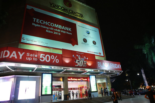 Người dân Hà Nội nhộn nhịp mua sắm trong dịp "Black Friday" ảnh 3