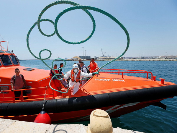 Tây Ban Nha tiếp nhận thêm một tàu cứu người di cư trên biển ảnh 1