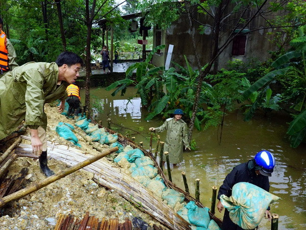 Nhiều khu vực dân cư ở Nghệ An vẫn bị cô lập do mưa lũ ảnh 1