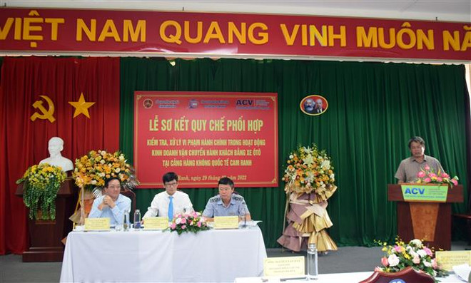 Chấn chỉnh tình trạng cò mồi, taxi dù hoạt động tại Sân bay Cam Ranh ảnh 2