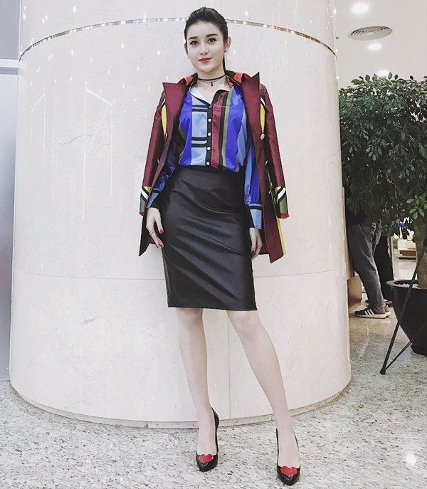 Áo khoác dáng dài "phủ sóng" street style của sao Việt tuần qua ảnh 1