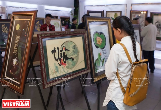 Ông đồ trẻ xuống phố, giữ gìn nét văn hóa cho chữ ngày Xuân ảnh 4