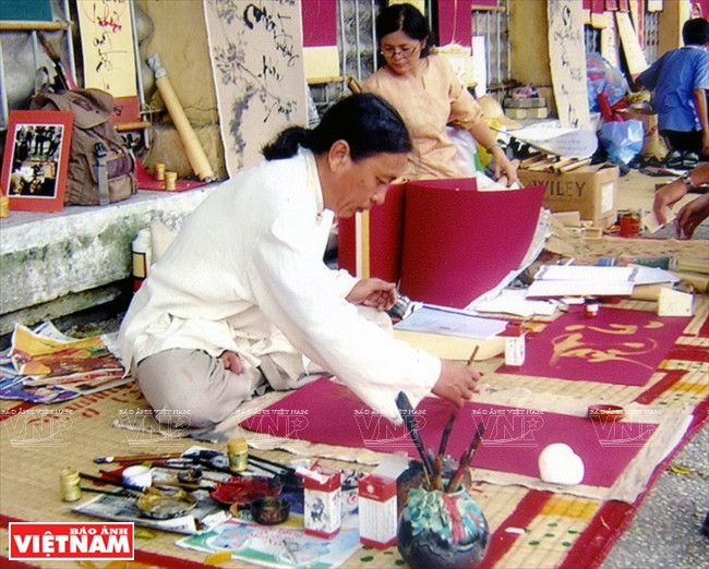 Ông đồ trẻ xuống phố, giữ gìn nét văn hóa cho chữ ngày Xuân ảnh 5