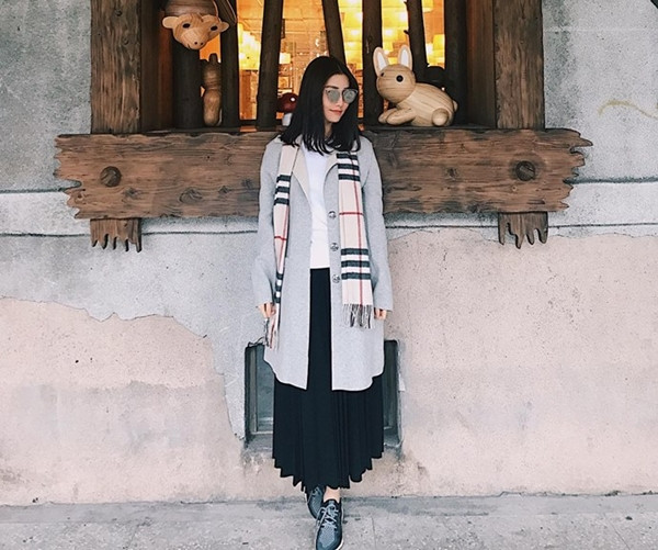 Áo khoác dáng dài "phủ sóng" street style của sao Việt tuần qua ảnh 3