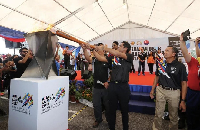 Ngọn đuốc SEA Games lần thứ 29 từ Singapore đã đến Malaysia ảnh 1