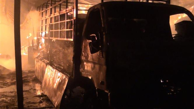 Hưng Yên cháy lớn thiêu rụi nhà kho của xưởng sản xuất nhựa ảnh 1