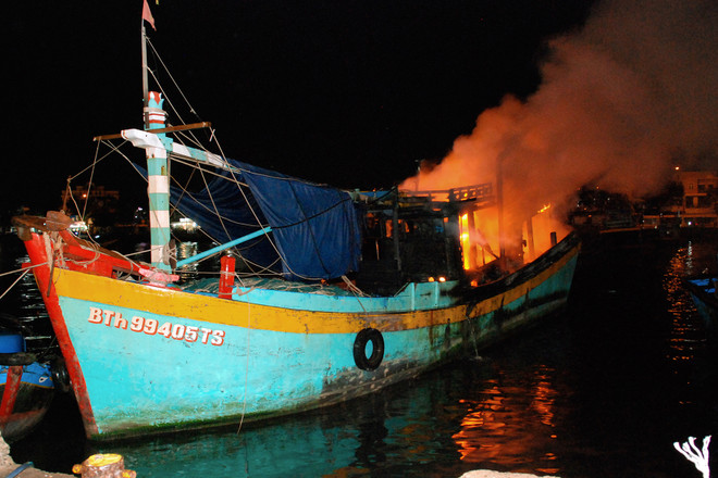 Tàu cá bất ngờ bốc cháy giữa đêm tại cảng Phan Thiết ảnh 1