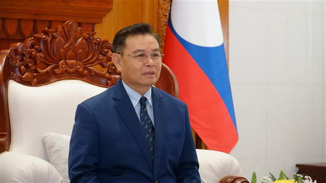 Chủ tịch Quốc hội Lào Xaysomphone Phomvihane trả lời phỏng vấn phóng viên TTXVN tại Lào về quan hệ hợp tác giữa hai Quốc hội. (Ảnh: Phạm Kiên/TTXVN) Tích cực phát huy mối quan hệ hữu nghị vĩ đại hai nước Lào-Việt Nam ảnh 1