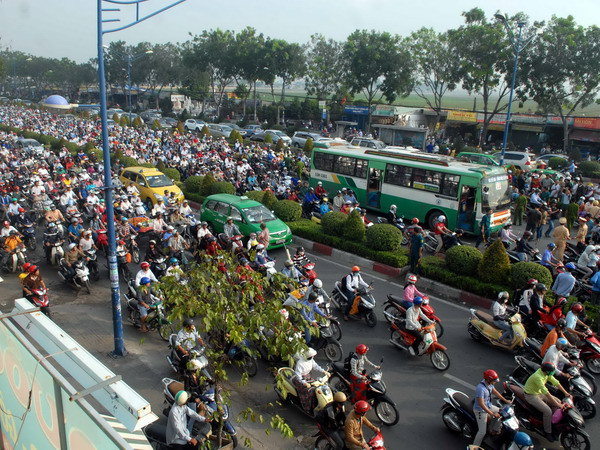 Nhiều băn khoăn về hạn chế phương tiện cá nhân tại TP.HCM ảnh 1