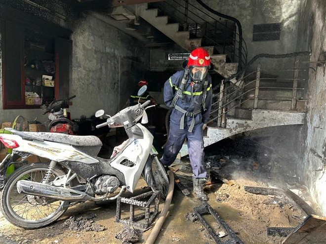 Hải Phòng: Cháy lớn thiêu rụi tầng 1 ngôi nhà, 3 người được giải cứu ảnh 1