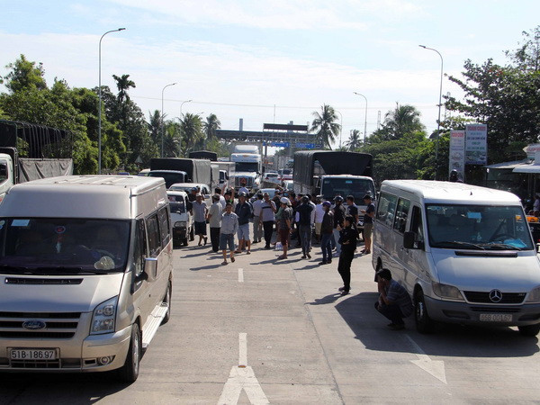 Cần Thơ: Tài xế tắt máy, rời xe để phản đối trạm BOT T1 ảnh 1