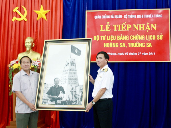 Trao tặng Quân chủng Hải quân tư liệu về Hoàng Sa, Trường Sa ảnh 1