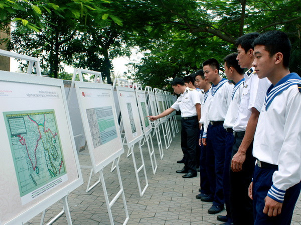 Trao tặng Quân chủng Hải quân tư liệu về Hoàng Sa, Trường Sa ảnh 2