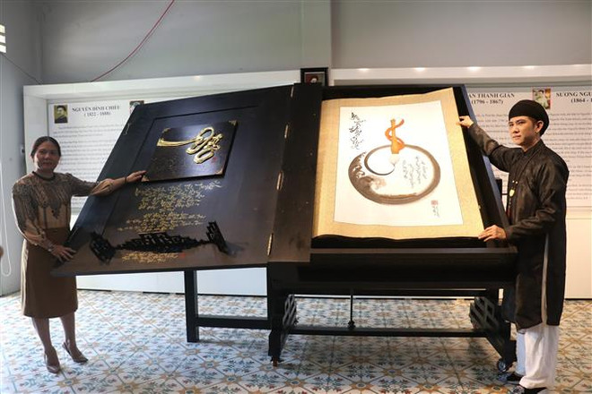 Bến Tre tiếp nhận quyển sách thư pháp về Danh nhân Nguyễn Đình Chiểu ảnh 1