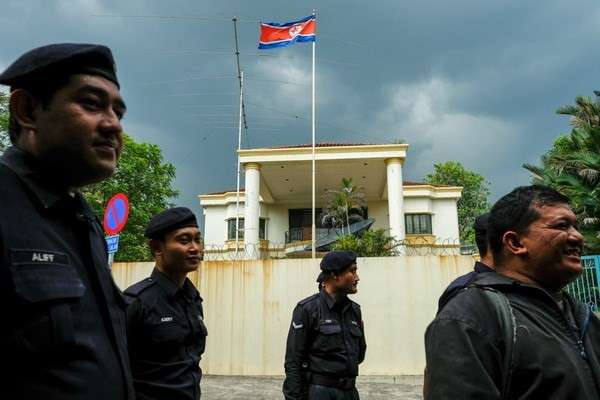 Cảnh sát Malaysia canh gác trước cửa Đại sứ quán Triều Tiên tại Kuala Lumpur. (Nguồn: theatlantic.com) Malaysia ngừng cấp giấy phép lao động cho người Triều Tiên ảnh 1