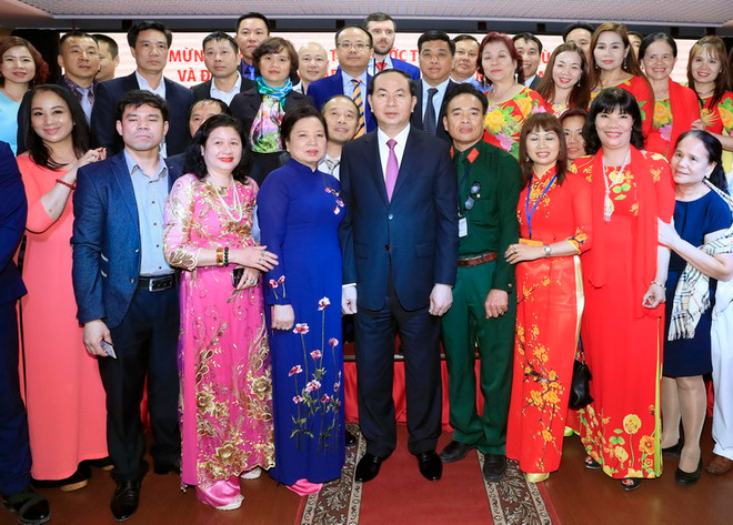 Chủ tịch nước Trần Đại Quang và Phu nhân gặp Đại diện doanh nghiệp, cộng đồng và lưu học sinh Việt Nam tại Liên bang Nga. (Ảnh: Nhan Sáng/TTXVN) Chủ tịch nước Trần Đại Quang gặp mặt cộng đồng Việt Nam ở Nga ảnh 1