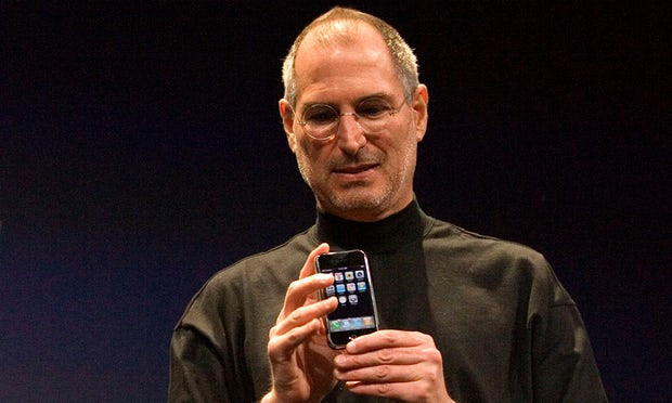 Steve Jobs giới thiệu mẫu iPhone đầu tiên vào năm 2007. (Nguồn: EPA) iPhone kỷ niệm sinh nhật lần thứ 10 với hơn 1 tỷ chiếc được bán ra ảnh 1