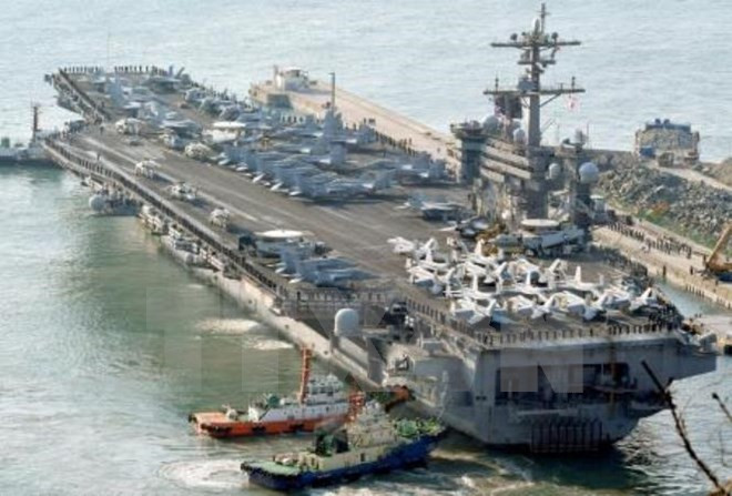 Tàu USS Carl Vinson tới cảng Busan, Hàn Quốc ngày 15/3. (Nguồn: Kyodo/TTXVN) Quân đội Mỹ đã chuẩn bị các phương án ứng phó với Triều Tiên ảnh 1