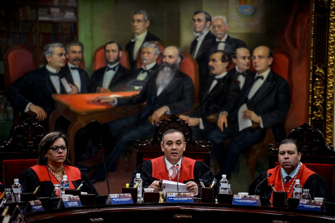 Chánh án Tòa án Tối cao Venezuela Maikel Moreno (giữa) đã triệu tập một cuộc họp khẩn cấp. (Nguồn: AFP/TTXVN) Tòa án Tối cao Venezuela họp khẩn cấp sau khi bị ném lựu đạn ảnh 1