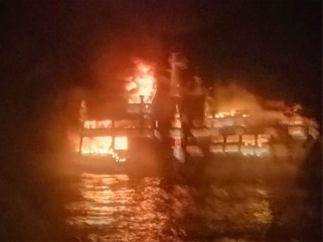 Hiện trường vụ cháy phà chở khách tại Philippines. (Nguồn: gulfnews.com) Cháy phà chở khách tại Philippines, hai người thiệt mạng ảnh 1