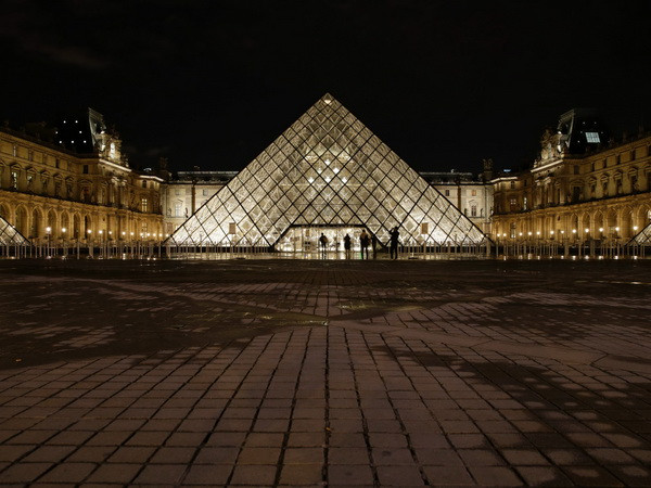 Bảo tàng Louvre mở cửa trở lại sau vụ nổ súng chấn động ảnh 1
