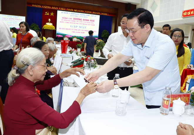 Chủ tịch Quốc hội Vương Đình Huệ tặng quà người có công với cách mạng, thân nhân gia đình liệt sỹ tiêu biểu tỉnh Quảng Nam. (Ảnh: Doãn Tấn/TTXVN) Chủ tịch Quốc hội gặp mặt người có công tiêu biểu tỉnh Quảng Nam ảnh 2