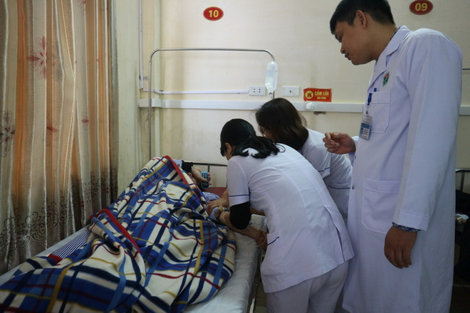 Hà Tĩnh: Bác sỹ bị người nhà bệnh nhân hành hung khi đang cấp cứu ảnh 1