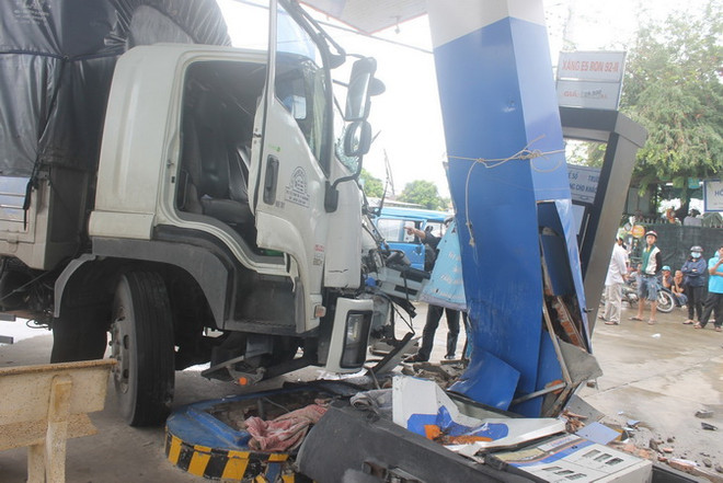 Xe khách va chạm với xe tải, 7 hành khách nhập viện cấp cứu ảnh 1