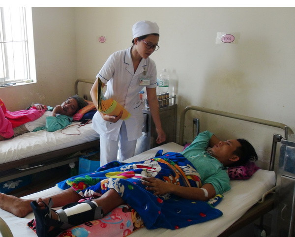 Xe khách va chạm với xe tải, 7 hành khách nhập viện cấp cứu ảnh 2