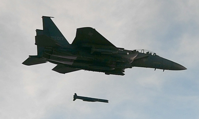 Hàn Quốc cho cất cánh một số máy bay chiến đấu sau vụ rơi máy bay F-15 ảnh 1