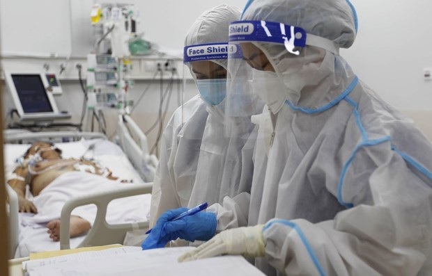 Bảo đảm tiền lương, chế độ thỏa đáng đối với cán bộ, nhân viên y tế ảnh 1