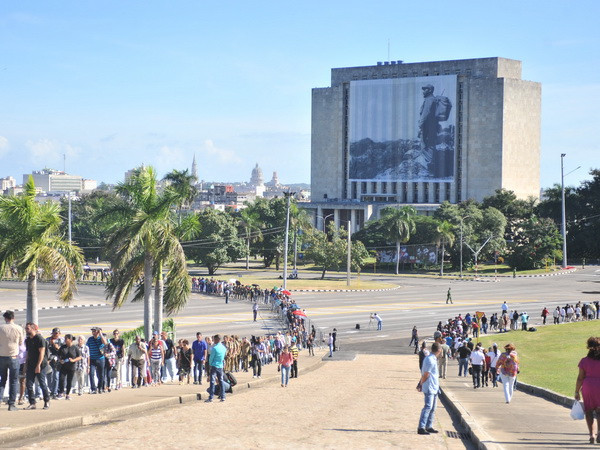 Dòng người đầu tiên vào viếng lãnh tụ cách mạng Fidel Castro. (Ảnh: Vũ Lê Hà/TTXVN) Lãnh đạo Triều Tiên, Mexico viếng lãnh tụ Cuba Fidel Castro ảnh 1