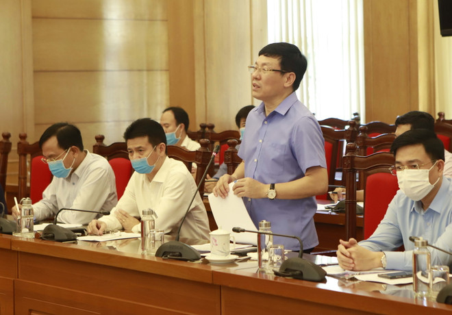Chủ tịch Ủy ban Nhân dân tỉnh Vĩnh Phúc Lê Duy Thành phát biểu tại buổi làm việc. (Ảnh: Hoàng Hùng/TTXVN) Phó Thủ tướng Vũ Đức Đam kiểm tra chống dịch COVID-19 tại Vĩnh Phúc ảnh 2