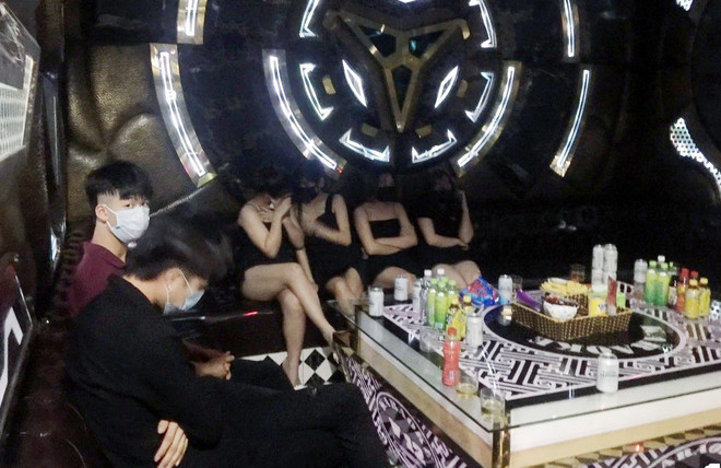 Quảng Ninh: Xử phạt 2 cơ sở karaoke vi phạm quy định​ phòng chống dịch ảnh 1