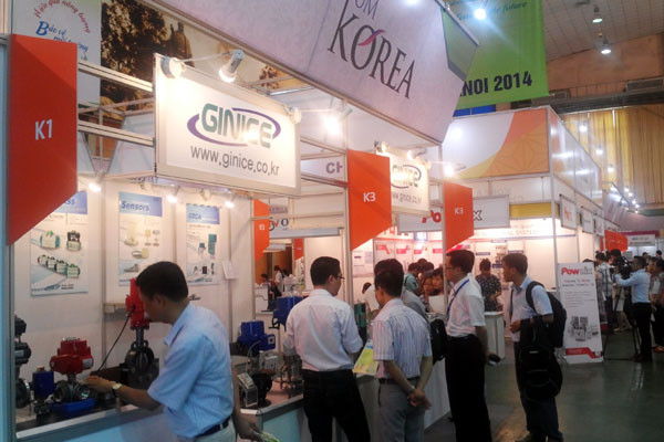 Rất đông khách tham quan đã tìm tới triển lãm ENTECH Hà Nội 2014. (Ảnh: T.H/Vietnam+ Doanh nghiệp Hàn Quốc giới thiệu công nghệ tiên tiến tại Hà Nội ảnh 6