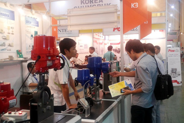 Khách tham quan được tìm hiểu nhiều công nghệ mới mẻ. (Ảnh: T.H/Vietnam+) Doanh nghiệp Hàn Quốc giới thiệu công nghệ tiên tiến tại Hà Nội ảnh 4