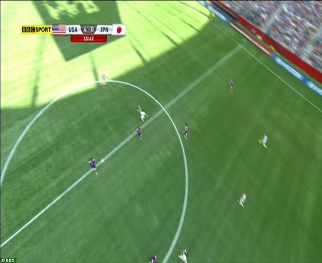 "Siêu phẩm" không tưởng từ giữa sân của Lloyd vào lưới Nhật Bản ảnh 1