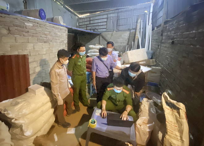 Nhà kho - nơi tàng trữ tang vật. (Nguồn: Báo Lào Cai) Công an Lào Cai đột kích nhà kho chứa hơn 1,3 tấn tiền chất thuốc nổ ảnh 1