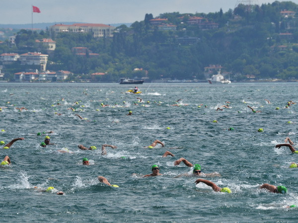 Gần 2.000 vận động viên dự giải bơi xuyên lục địa ở eo biển Bosphorus ảnh 1