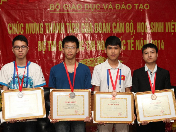 Tặng bằng khen đoàn học sinh thi Olympic Tin học quốc tế 2014 ảnh 1