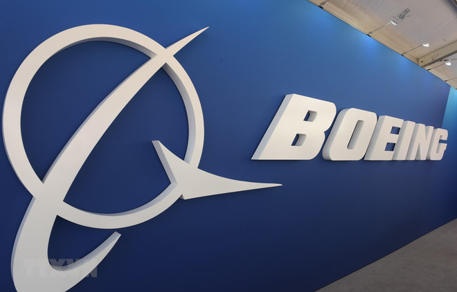 Biểu tượng của hãng sản xuất máy bay Boeing. (Ảnh: AFP/TTXVN) Hãng Boeing đối mặt với sự giám sát chặt chẽ hơn từ phía nhà đầu tư ảnh 1