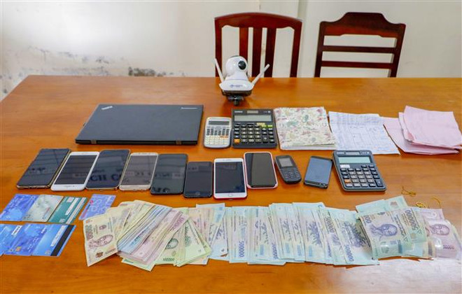 Thanh Hóa: Hai hiệu trưởng trường tiểu học bị bắt trên chiếu bạc ảnh 1