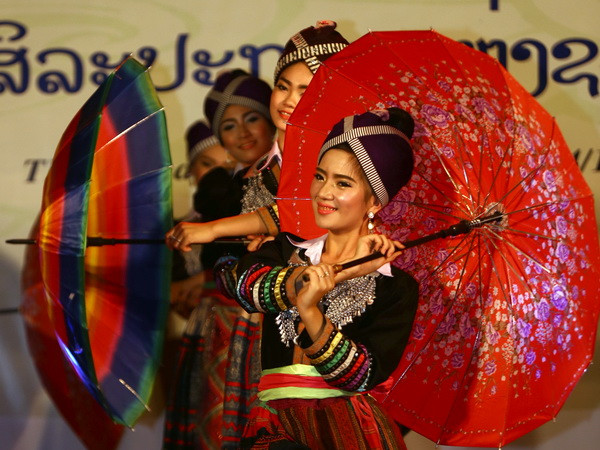 Đoàn Nghệ thuật Quốc gia Lào chinh phục khán giả tỉnh Hậu Giang ảnh 1