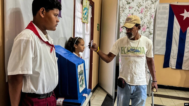 Người dân Cuba đi bầu cử hôm 27/11. (Nguồn: AFP) Nhiều địa phương tại Cuba sẽ tiến hành bầu cử vòng 2 ảnh 1