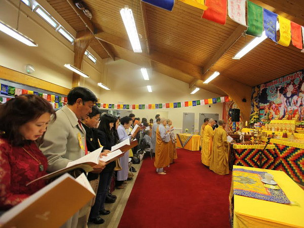 Cộng đồng người Việt Nam tại Anh mừng lễ Phật Đản ảnh 1